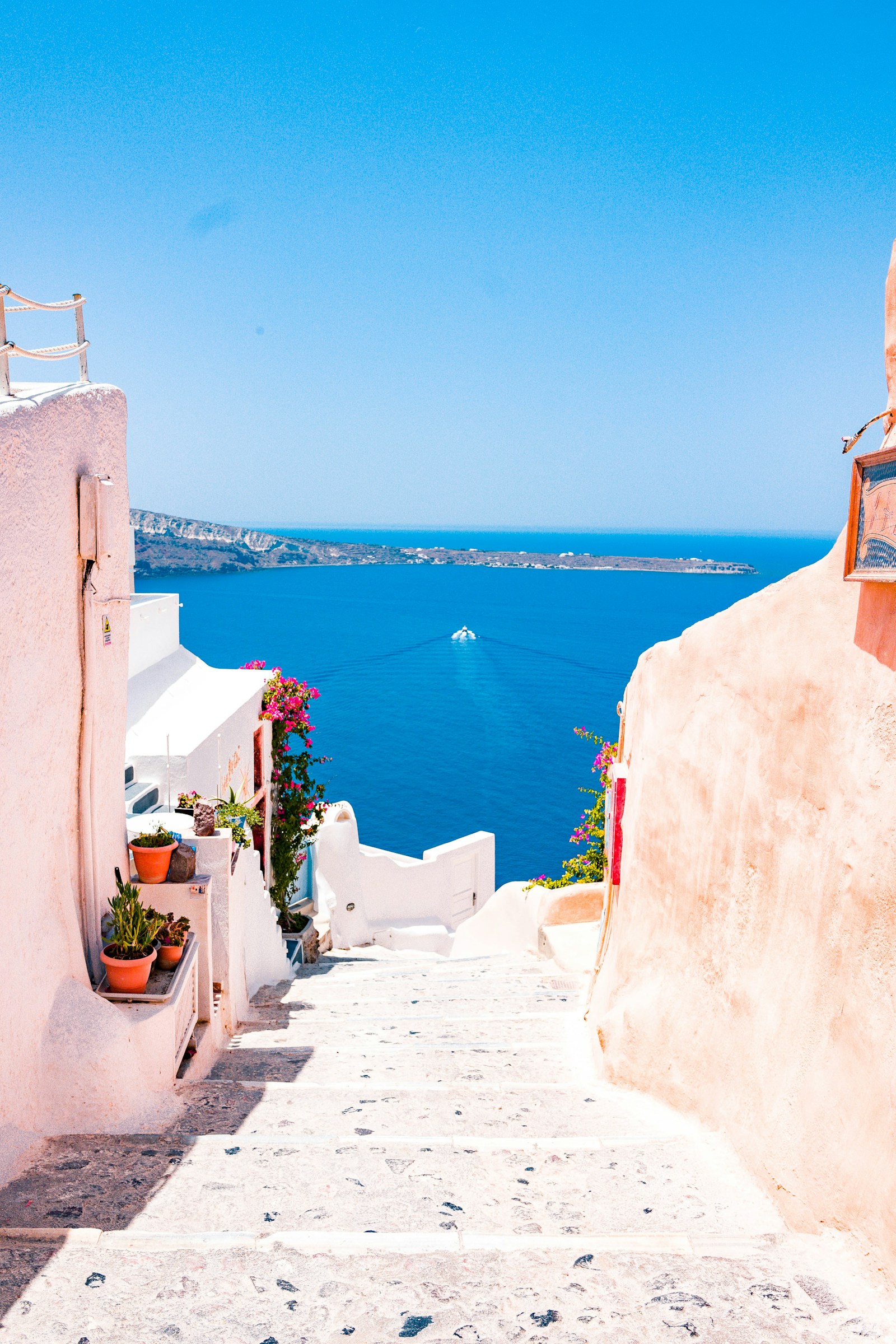 Helle Gasse mit Blick auf das Meer